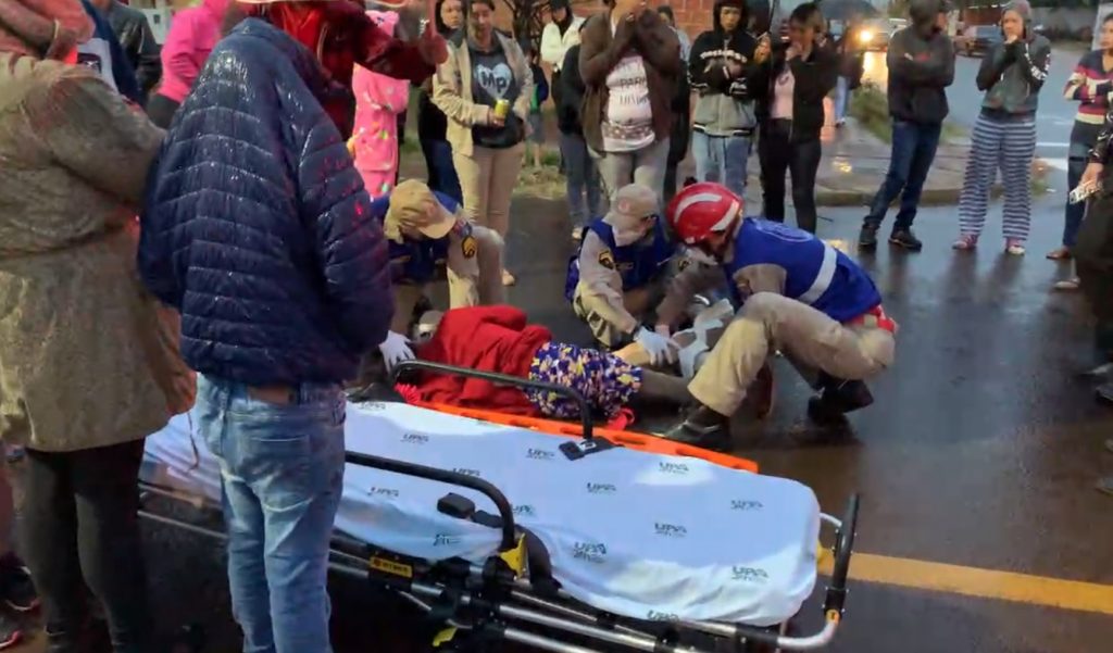 Idosa tem lesão grave na perna após acidente de trânsito no Riviera