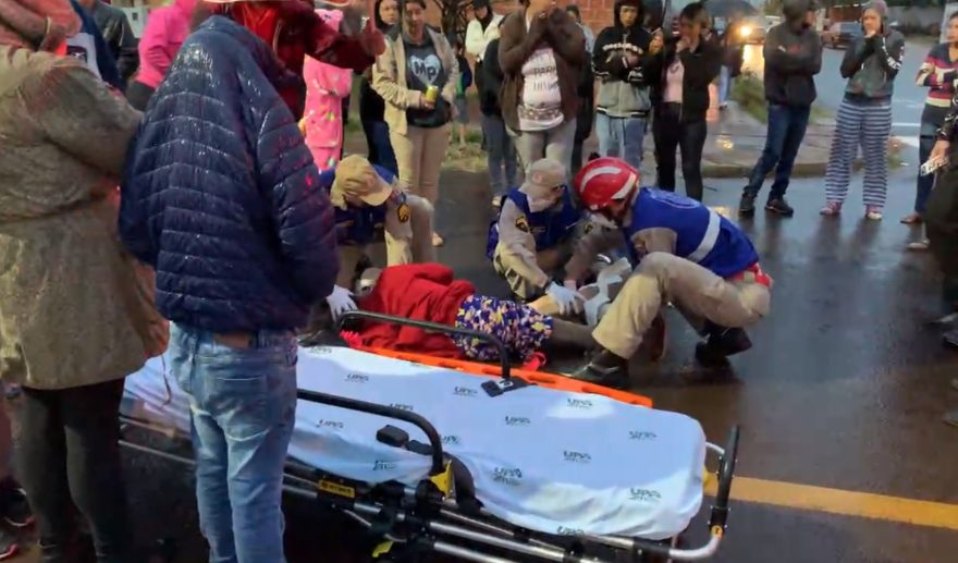 Idosa tem lesão grave na perna após acidente de trânsito no Riviera