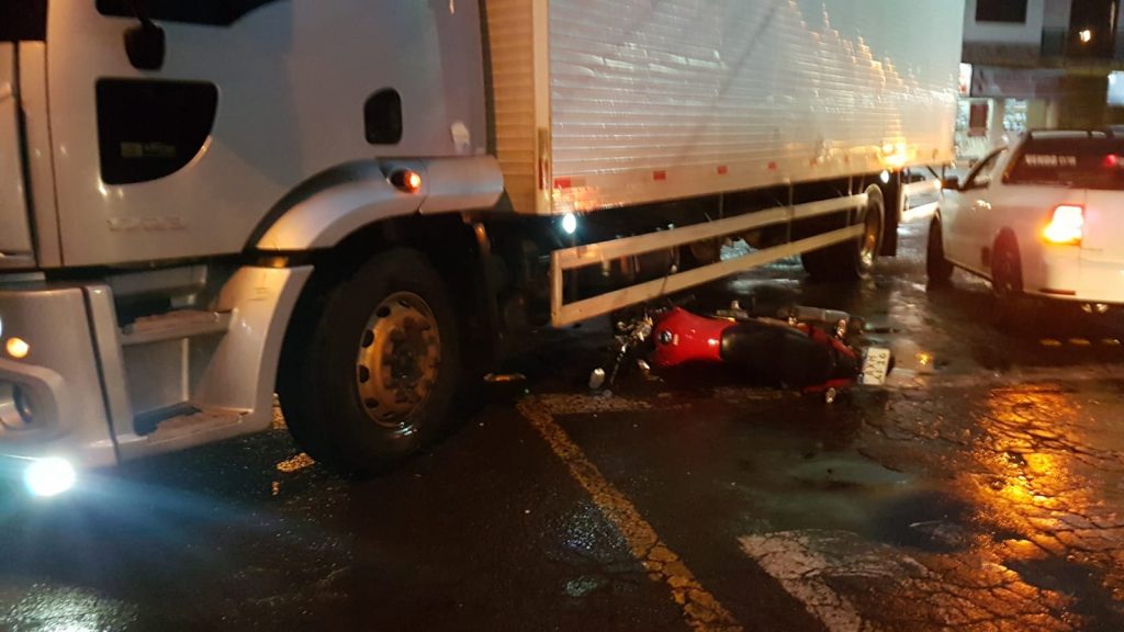 Moto vai parar embaixo de caminhão em acidente no São Cristóvão