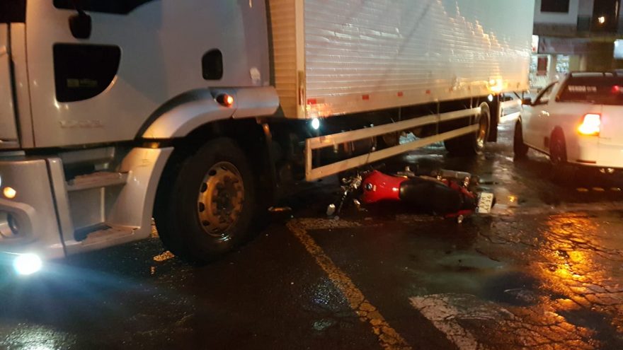 Moto vai parar embaixo de caminhão em acidente no São Cristóvão