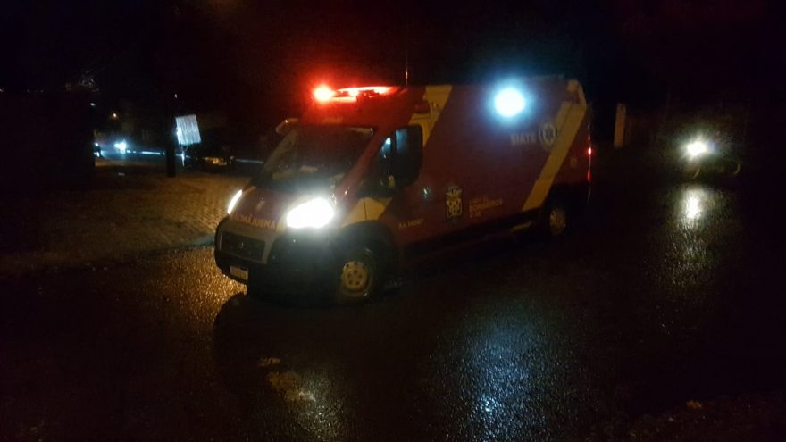Mulher é socorrida pelo Corpo de Bombeiros após colisão entre carro e moto no Bairro Canadá