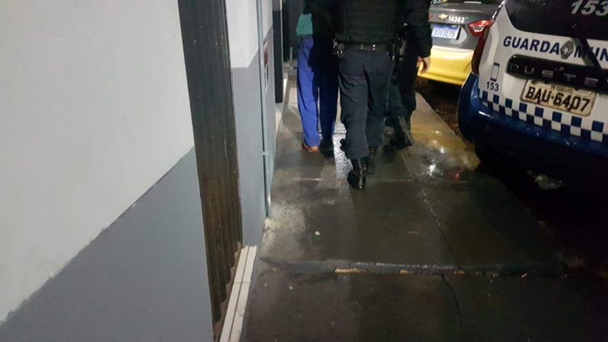 Homem é detido pela Guarda Municipal após provocar dano na UPA Veneza