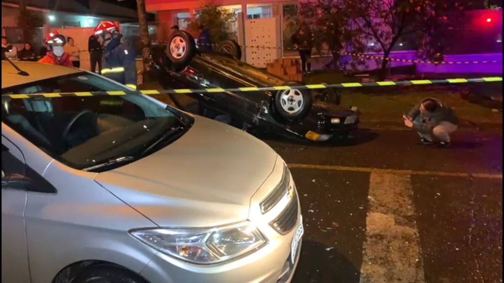 Idoso passa mal, bate na traseira de carro estacionado e capota no Bairro Pacaembu