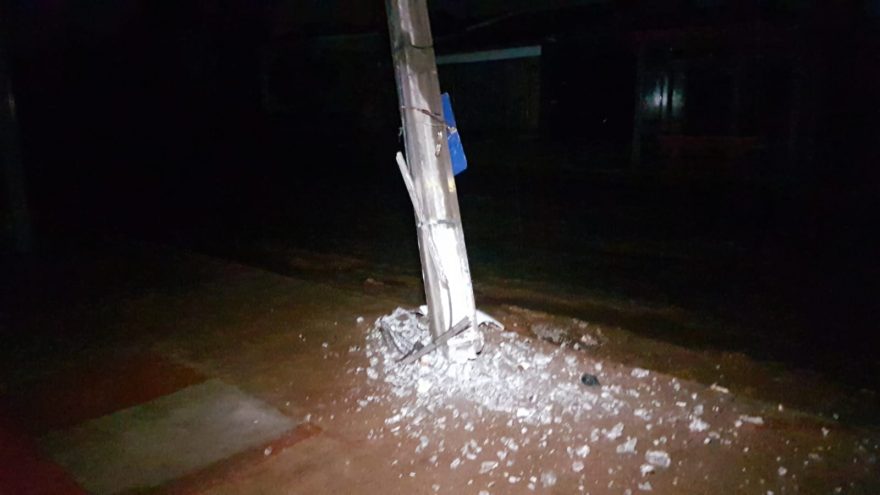 Carro destrói poste e deixa Bairro Brasília sem luz