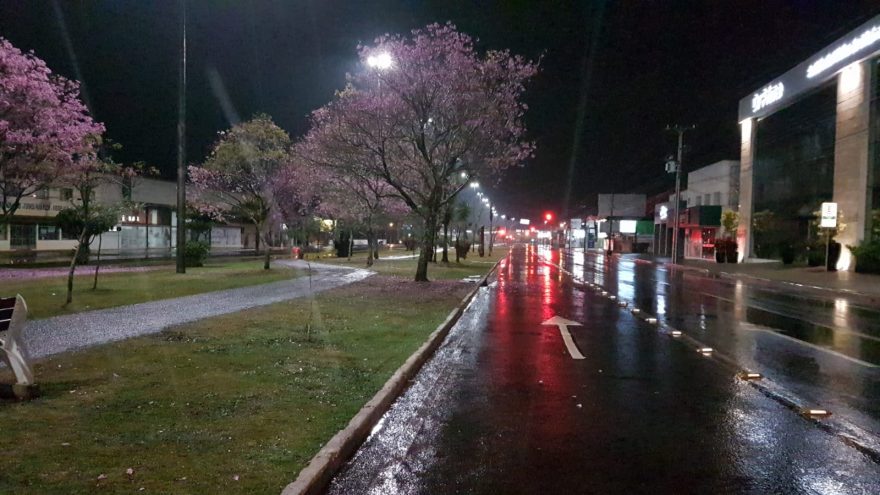 Madrugada registra chuvas intensas, alagamentos e semáforos inoperantes; previsão é de grande volume durante o dia