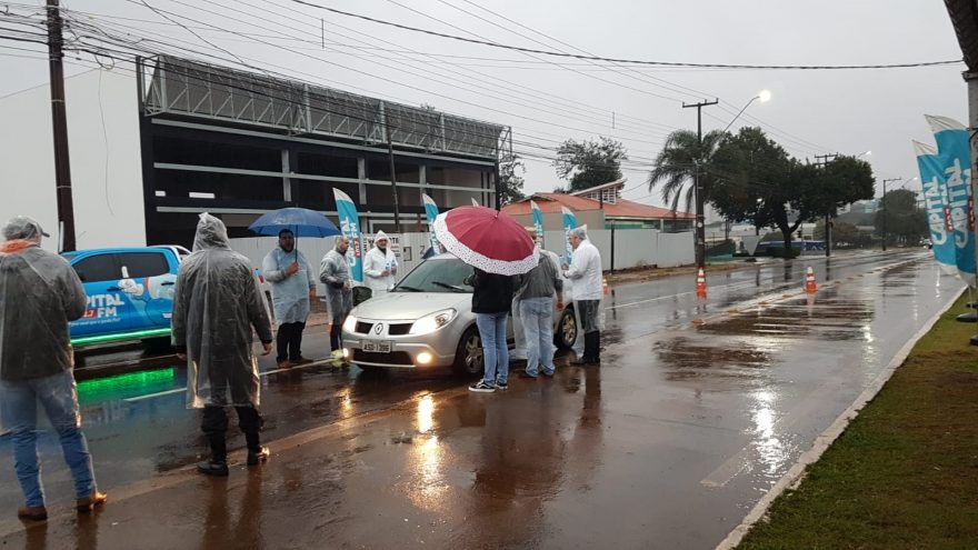 Mesmo com chuva, Paróquia São Cristóvão inicia festividades, como a tradicional benção dos carros