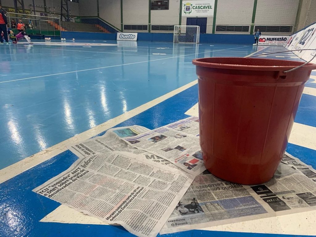 Treino do Cascavel Futsal é cancelado por causa de goteiras no Ginásio da Neva Treino do Cascavel Futsal é cancelado por causa de goteiras no Ginásio da Neva
