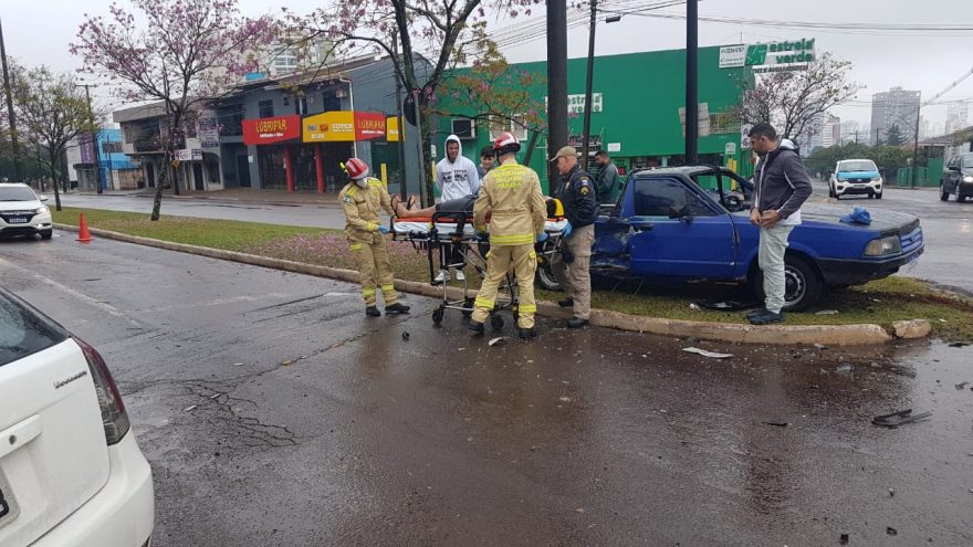 Batida entre Pampa e Palio deixa motorista ferido no São Cristóvão