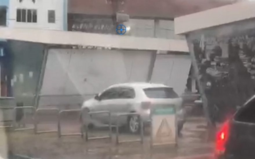 Motorista é flagrado fazendo retorno em ponto de ônibus no Centro de Cascavel