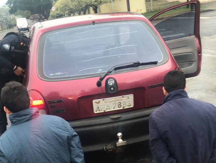 Dois homens são detidos com veículo com registro de roubo