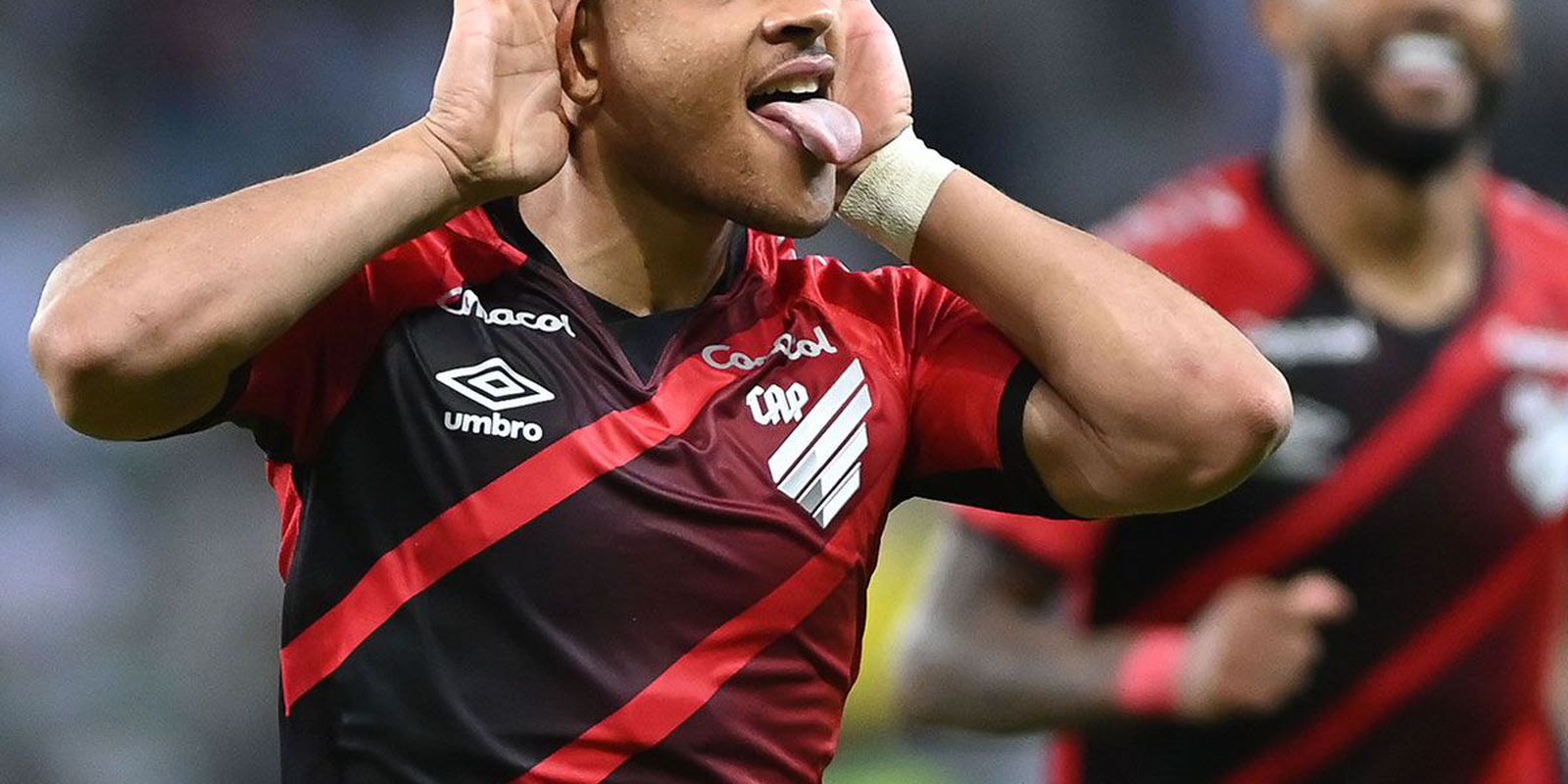 AthleticoPR vence Galo com gol no fim e se mantém no G4 do Brasileiro