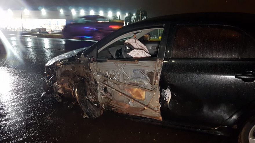 Duas pessoas ficam feridas em acidente entre carreta e Corolla na BR-277 em Cascavel