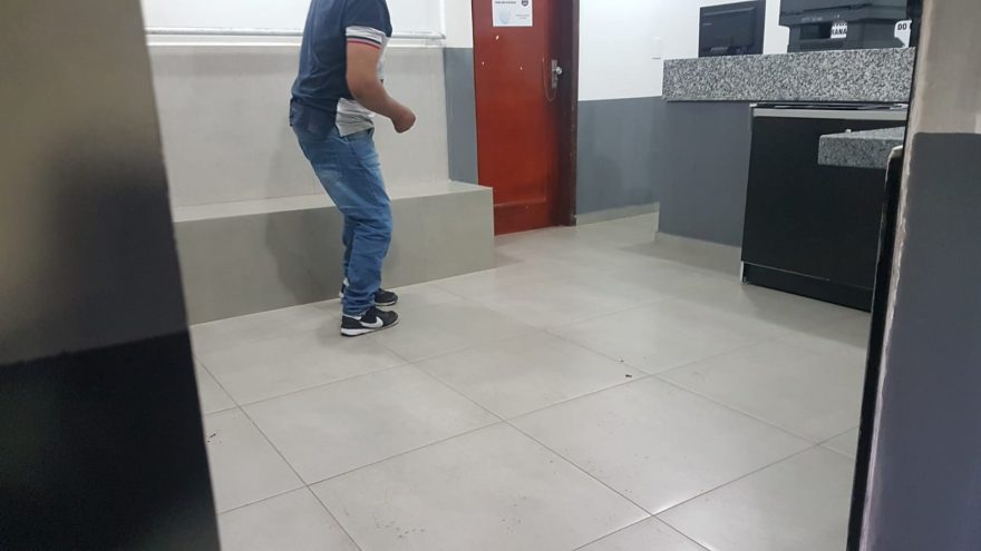 Condutor é detido por embriaguez ao se envolver em acidente no Santa Cruz