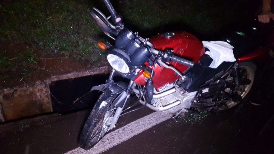 Motociclista fica ferido ao sofrer queda de moto no Trevo Guarujá