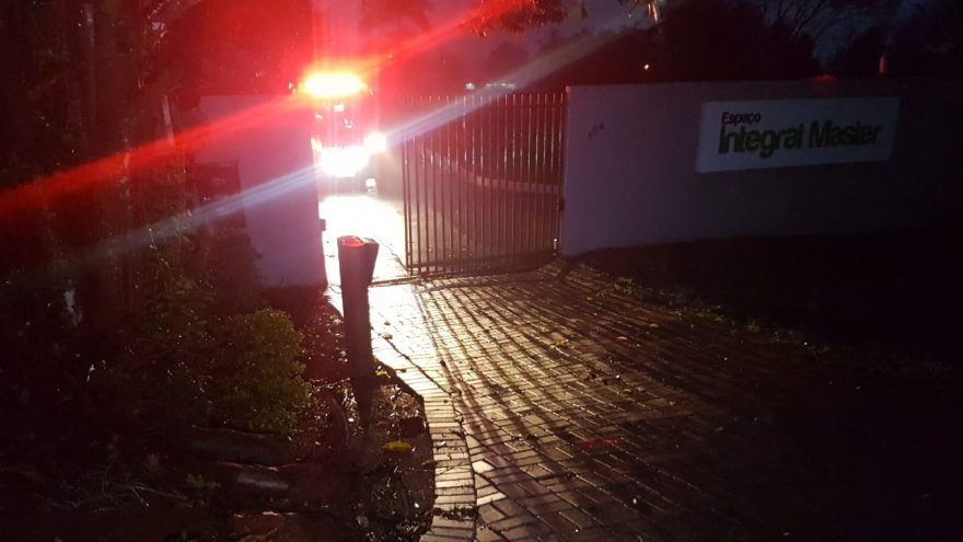 Idosa de 93 anos é socorrida após sofrer queda e fraturar a perna