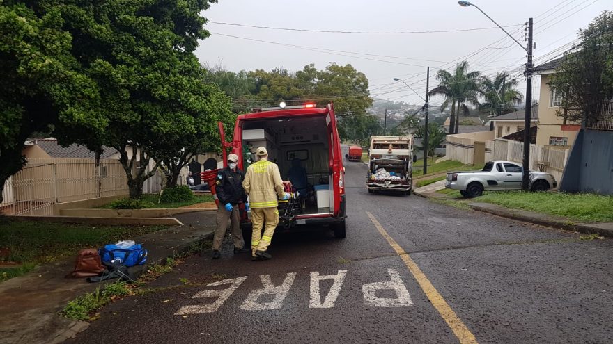 Motociclista fica ferida após se envolver em colisão com caminhão do lixo
