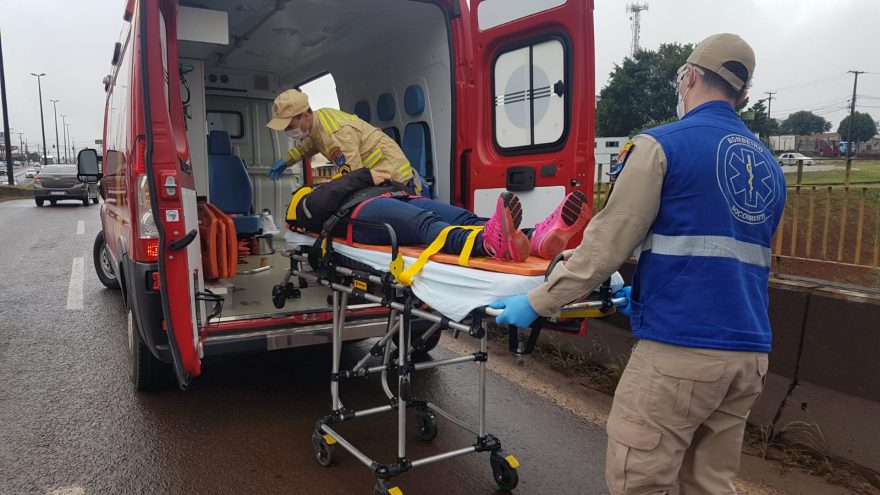 Moto tem pneu furado ao passar em buraco na Avenida Carlos Gomes; Motociclista sofre queda e fica ferida