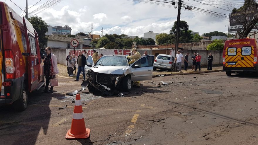Forte colisão de trânsito deixa Rua Vitória interditada e duas pessoas feridas