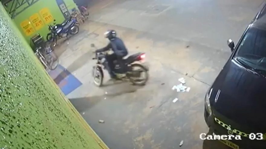 Vídeo: Ladrão desastrado rouba supermercado, mas deixa dinheiro cair de mochila aberta ao fugir