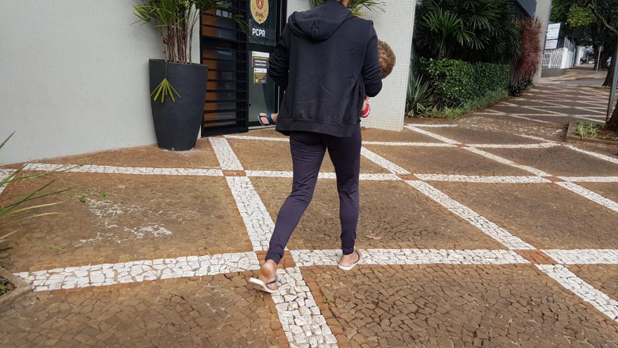 Mãe e filhos mantidos em cárcere privado são encaminhados à Delegacia da Mulher