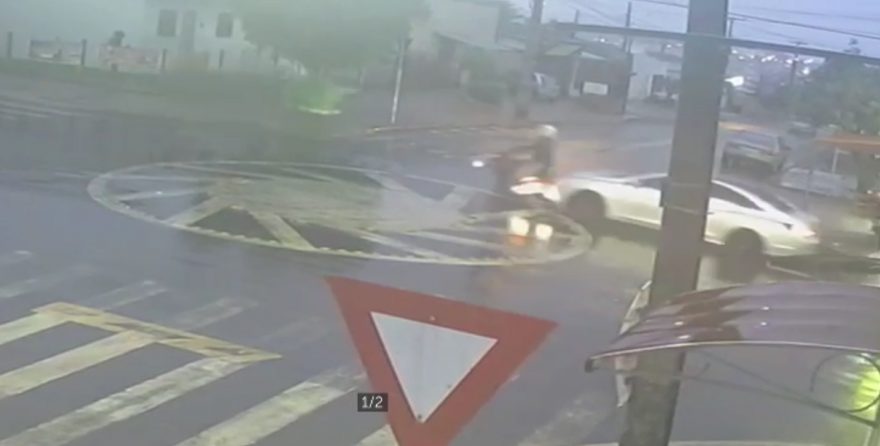 Câmera registra acidente entre motocicleta e automóvel na rotatória da Rua Ipanema