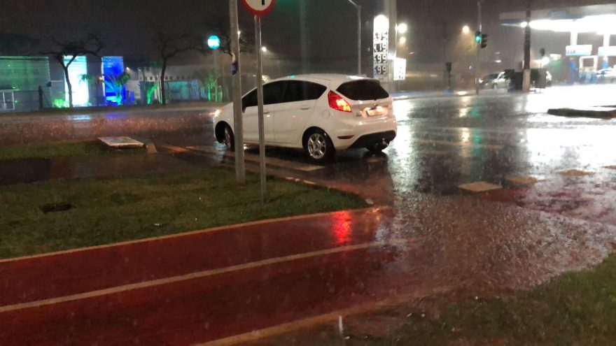 Após bater em boca-de-lobo, veículo quebra no meio da rua; PM foi mobilizada para sinalizar a via
