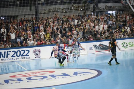 Em jogo com paradas por problemas no ginásio, Cascavel Futsal vence Sorocaba Imagem referente a Em jogo com paradas por problemas no ginásio, Cascavel Futsal vence Sorocaba