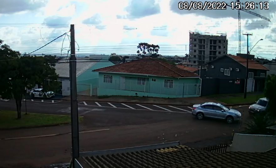 Câmera registra acidente envolvendo carro e caminhonete no Bairro Canadá