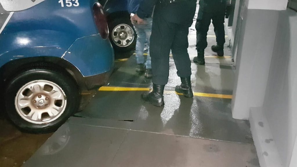 Homem é detido após se envolver em acidente e recusar teste do bafômetro