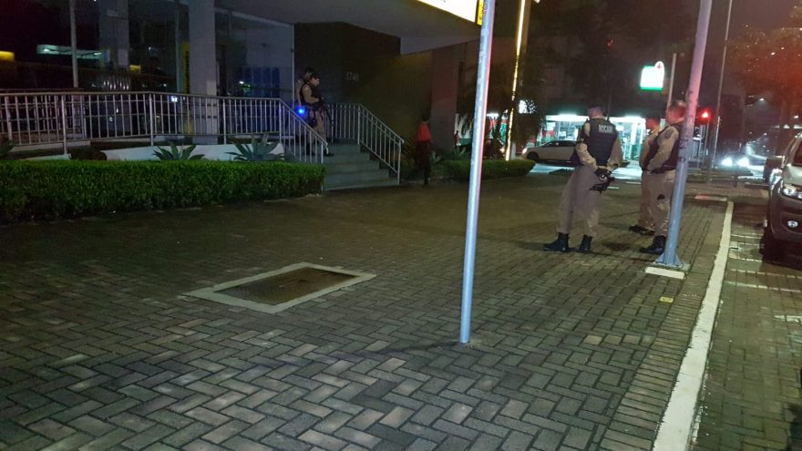 Polícia Militar é acionada após movimentação suspeita em agência bancária, no centro