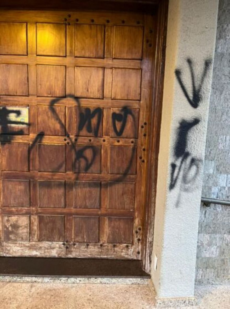 Vândalo ataca fachada da igreja São Vicente Pallotti, em Arapongas