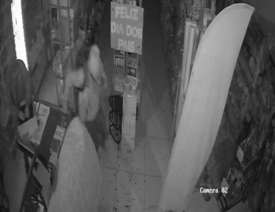 Vídeo mostra ladrões arrombando empresa no Santo Onofre e furtando dinheiro e objetos
