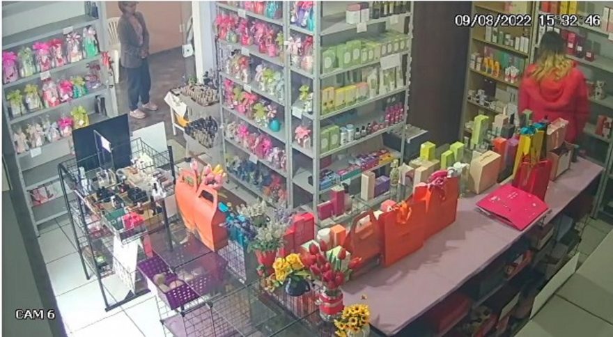 Câmeras de segurança flagram ação criminosa em loja de cosméticos no Bairro Neva