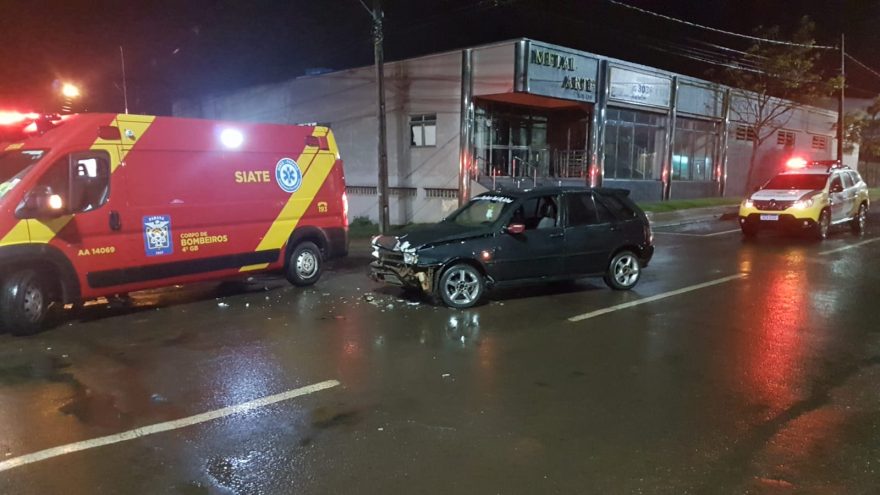 Três carros se envolvem em acidente de trânsito na Avenida Carlos Gomes, no Bairro Bairro Universitário