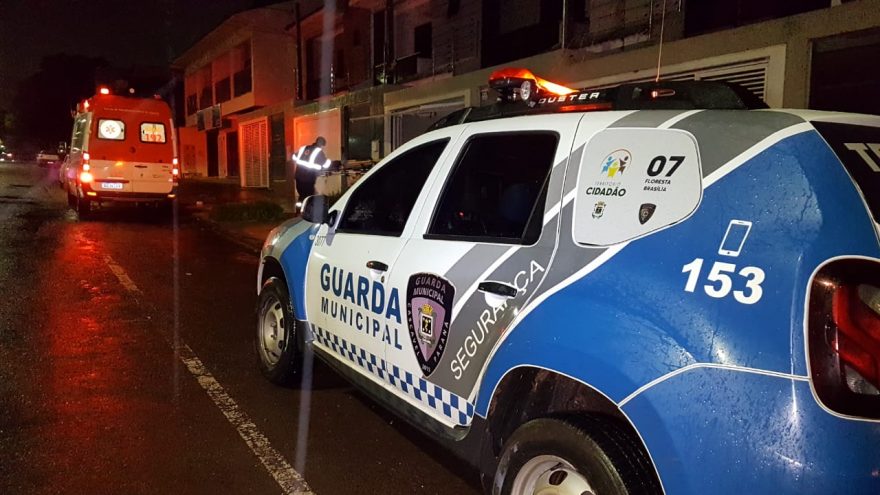 Mulher em surto com faca na mão é atendida pelo SAMU e GM no Bairro Coqueiral