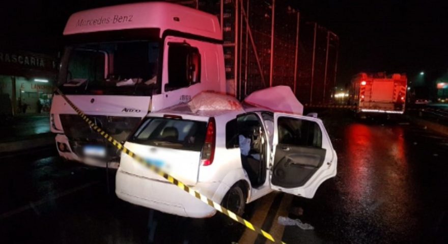 Tragédia: grave acidente entre carro e caminhão deixa uma criança morta na BR-277, em Santa Tereza do Oeste