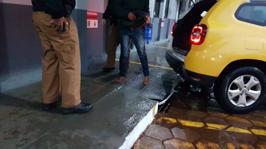 Indo para o trabalho, PM flagra furto de fios e detém dupla no viaduto da Avenida Olindo Periolo