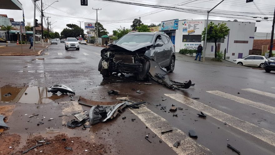 Forte colisão entre Saveiro e IX35 é registrada na Rua Manaus
