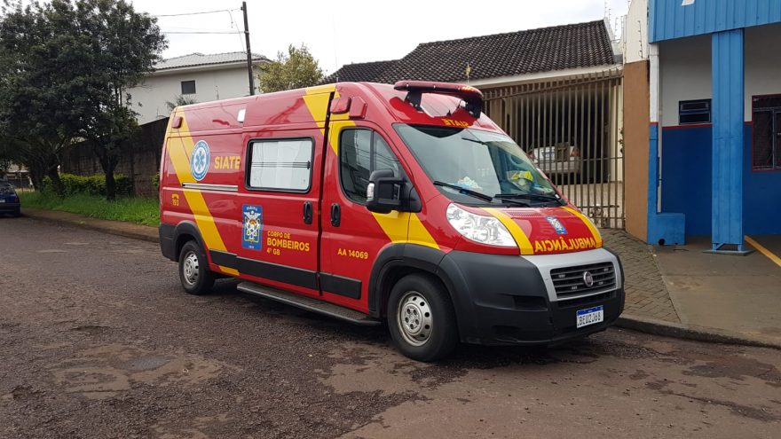 Menino de 13 anos tem lesão na cabeça após cair de carro no Ciro Nardi