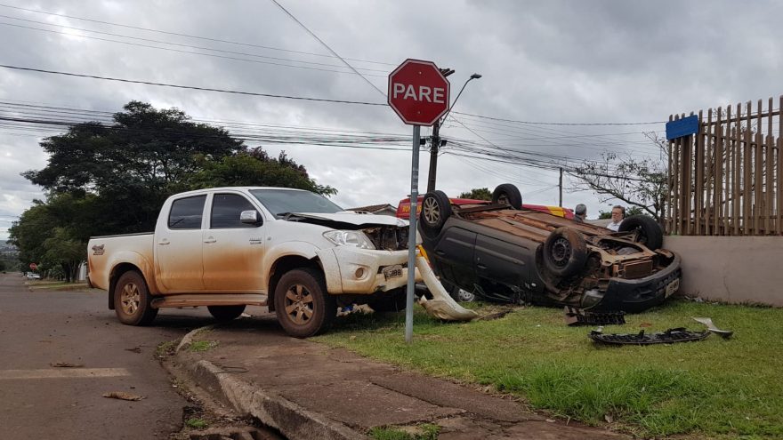 Renault Clio capota após colidir com Hilux no Bairro Cataratas