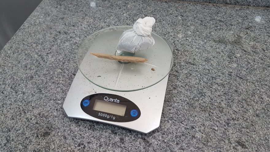 Mãe encontra maconha nas coisas do filho e aciona a PM