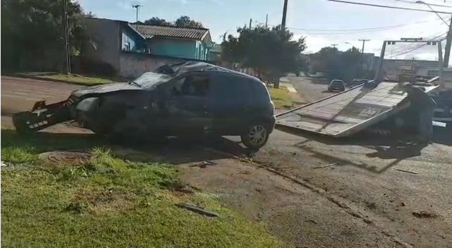 Veículo capotado no acidente de trânsito no Bairro Cataratas é recolhido pelo guincho