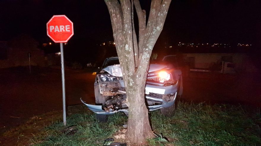 Caminhonete colide contra árvore no bairro Periolo e fica bastante danificada