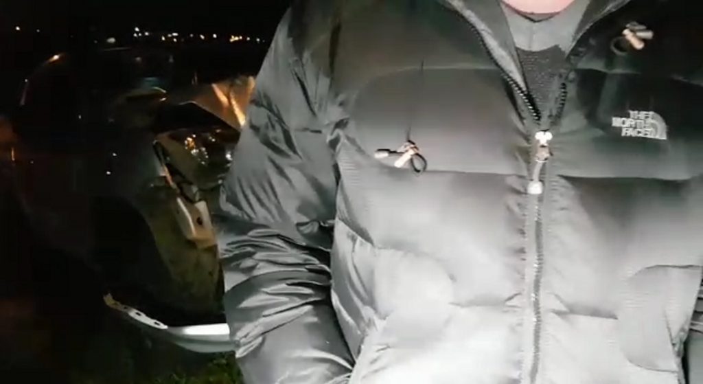 Condutor de Amarok relata ter batido na árvore após tentar desviar de veículo
