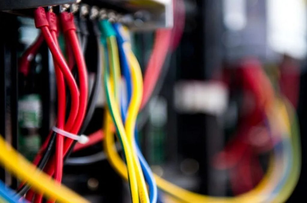 Ferros-velhos serão obrigados a instalar câmeras, para evitar crimes de furtos de fios elétricos