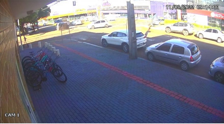 Vídeo mostra carro capotando após colisão no Bairro Neva
