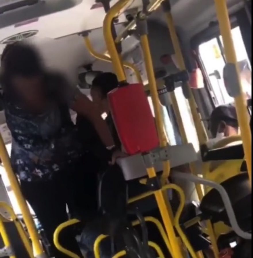 Vídeo: idosa pula catraca de ônibus para fugir de briga