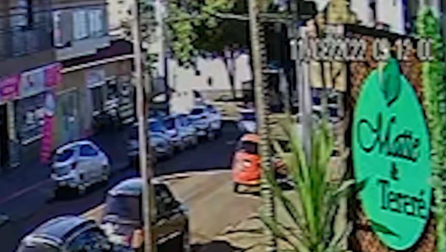 Por outro ângulo: Vídeo mostra momento que Uno é atingido por Punto e capota no Bairro Neva