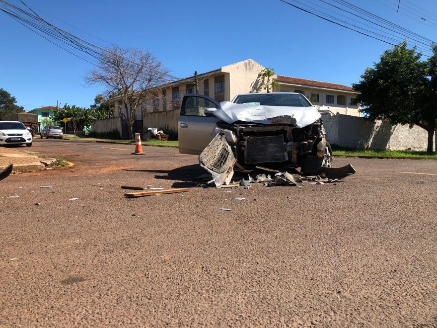 Acidente violento entre carro e caminhão é registrado no Universitário