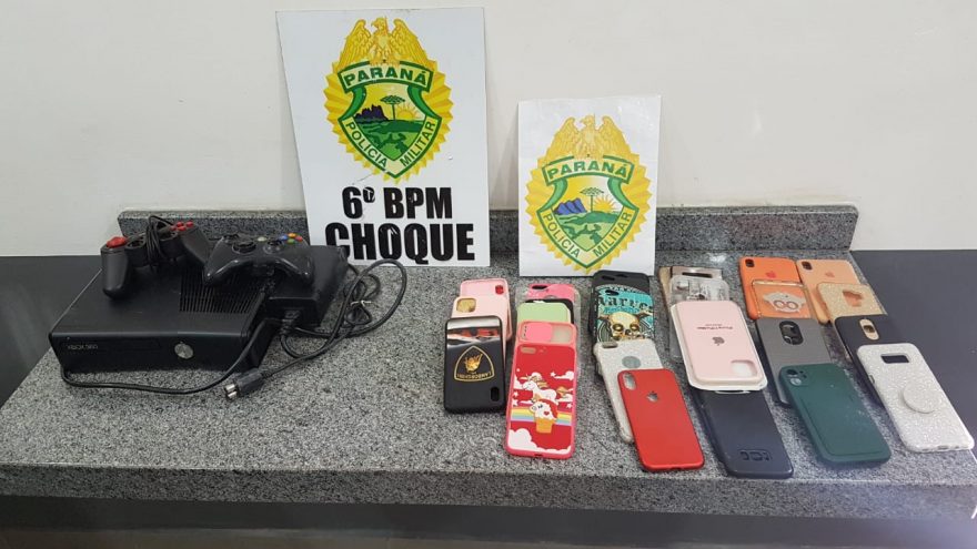 Polícia Militar recupera mala com capinhas de celulares e vídeo game Xbox que estava jogada no lixo